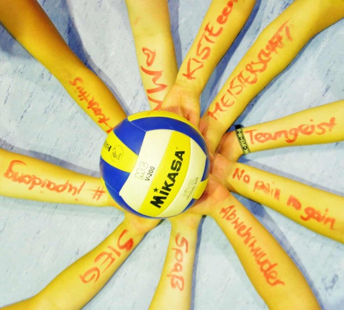 Volleyball getragen auf mehreren Händen