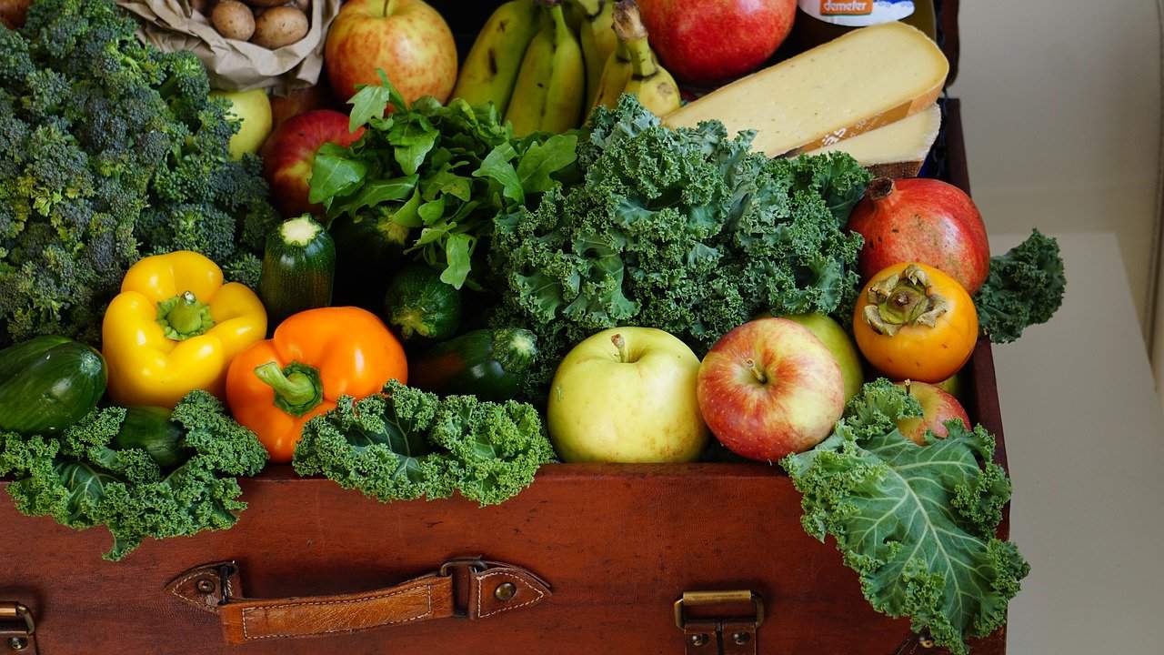 Obst und Gemüse inb einem Koffer